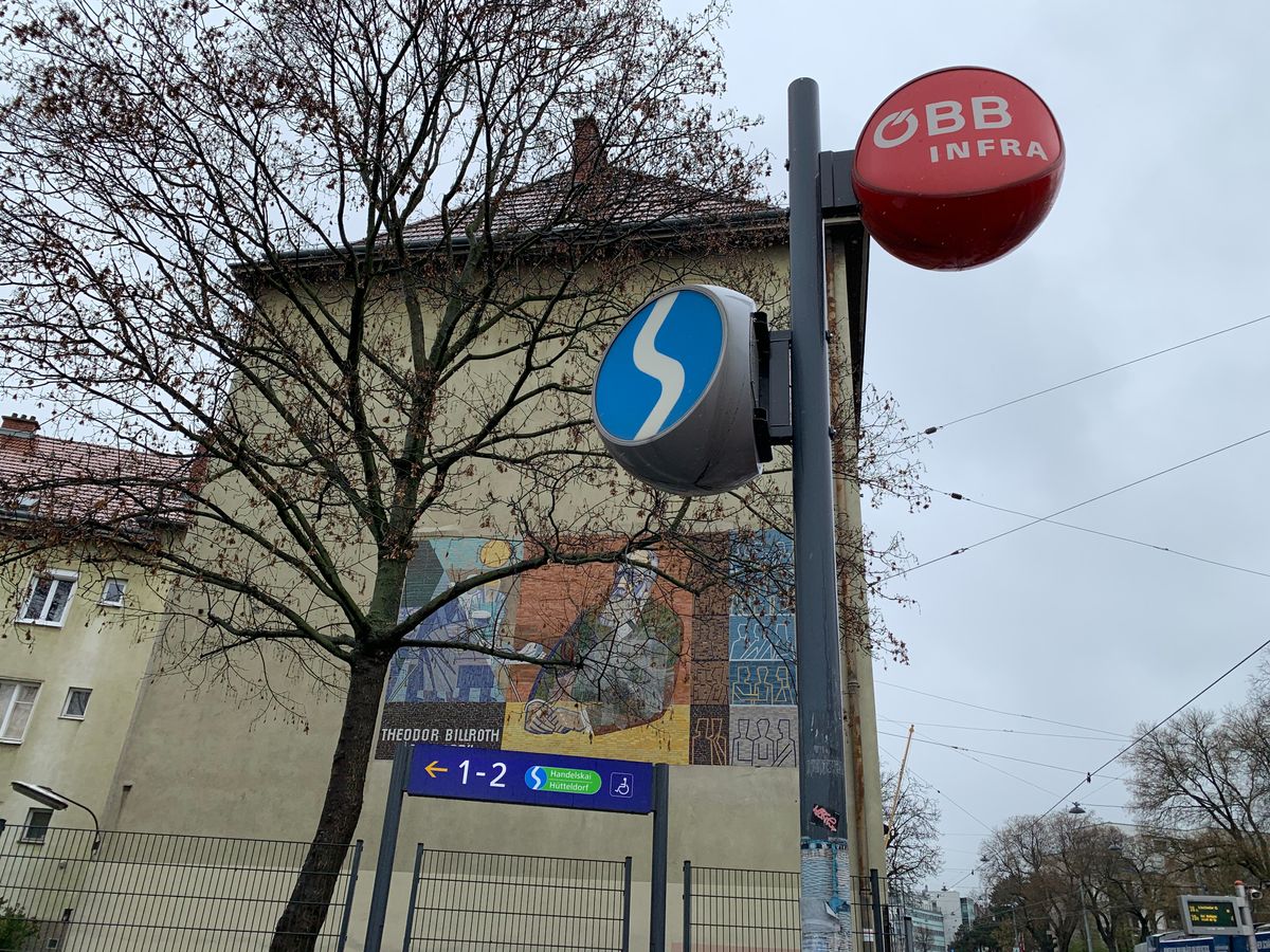 S-Bhf Oberdöbling, signs and mosaic